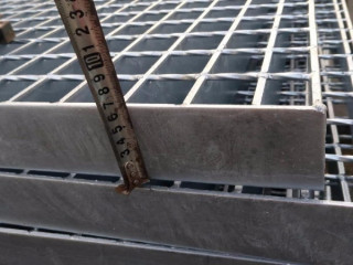 熱鍍鋅格柵板規(guī)格是怎么要求的？